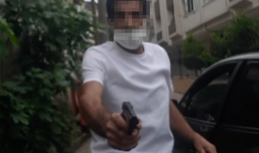 Boşanma aşamasındaki eşine silah çekti