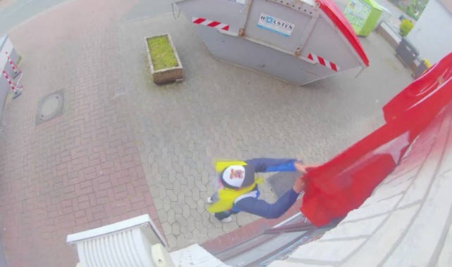Bremen'de terör örgütü yandaşından camideki Türk bayrağına saldırı