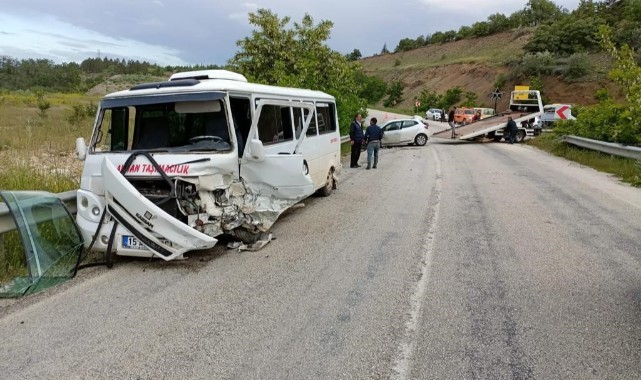 Burdur’da işçi servisi ile otomobil çarpıştı: 13 yaralı