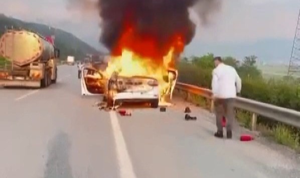 Bursa’da seyir halindeki tır ve otomobil alev topuna döndü