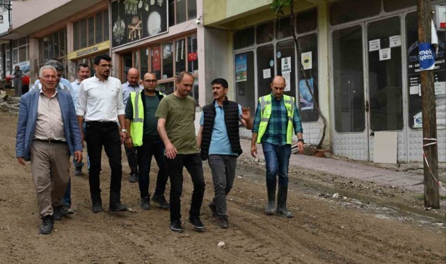 Demirci'de sağanak yağış sele neden oldu, ev ve iş yerlerini su bastı
