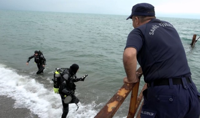 Deniz kenarında elbiseleri bulunan yabancı uyruklu şahsı arama çalışmaları sürüyor