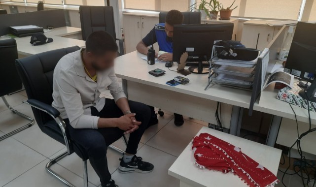 Elinde Türk bayrağıyla "Askere gideceğim" diyerek para dilenen duygu tacirinin oyunu ortaya çıktı