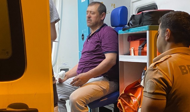 Genç kız önüne geleni bıçakladı: 3 yaralı