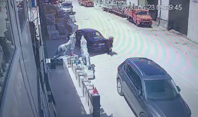 Geri manevra yapan otomobilin altında kalmaktan son anda kurtuldu