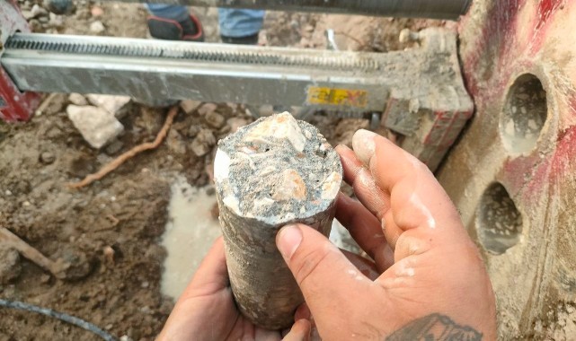 Hatay'da yaklaşık 3 dakikada alınan beton örneğinden, deniz kumu çıktı
