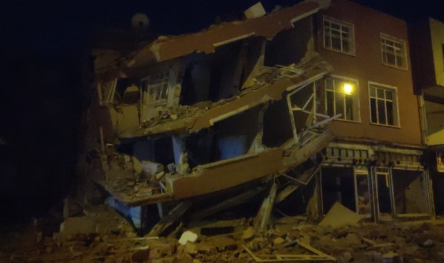 Hatay'ın Kırıkhan ilçesinde depremde ağır hasar aldığı için boşaltılan 4 katlı bina çöktü.
