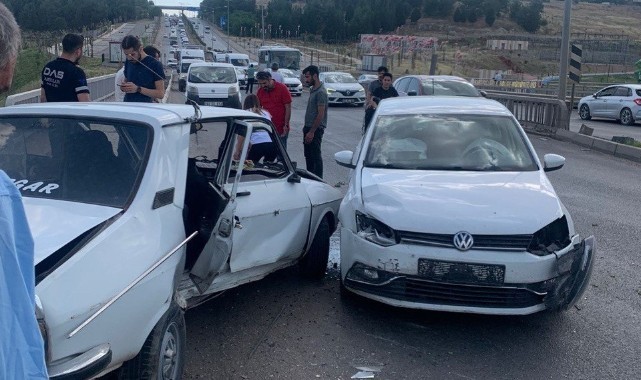 İki otomobil çarpıştı: 4 yaralı   