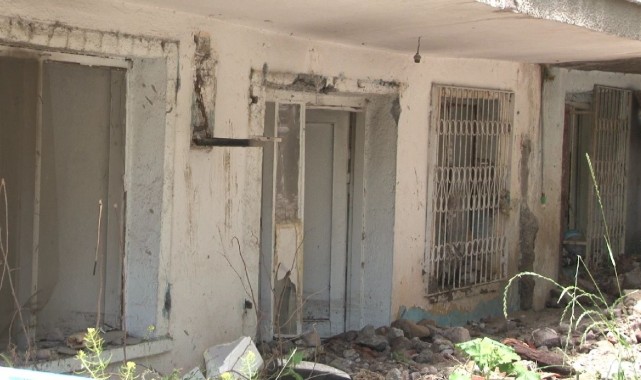 İstinat duvarı gecekondu üzerine çöktü, aile şans eseri kurtuldu