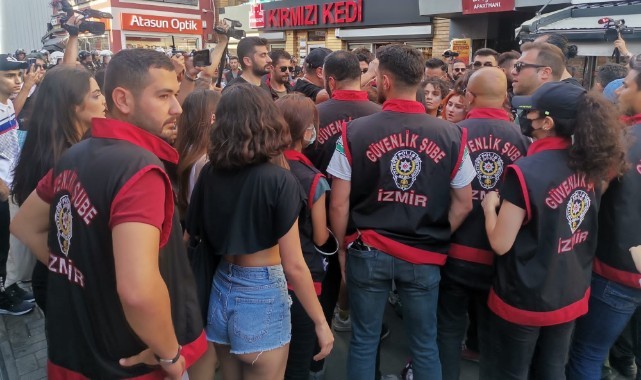 İzmir’de LGBT yürüyüşüne polis müdahalesi: 50’nin üzerinde gözaltı