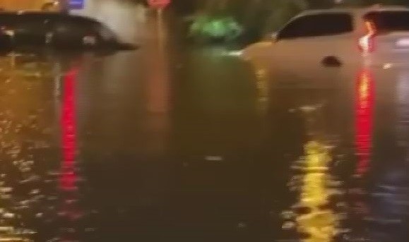 İzmir’i sel vurdu: Araçlar suya gömüldü, yol trafiğe kapatıldı