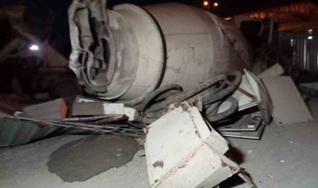 İzmir'de beton mikseri, metro inşaat alanına uçtu: Sürücü hayatını kaybetti