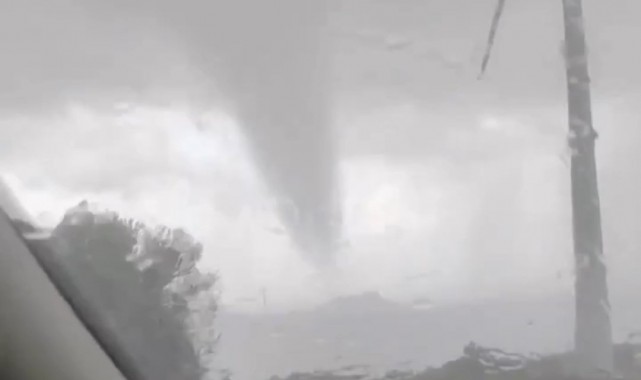 İzmir'de iki ayrı noktada hortum paniği