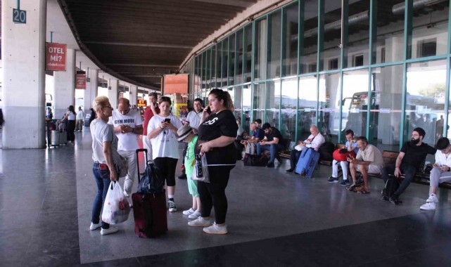 İzmir'de otobüs biletleri tükeniyor
