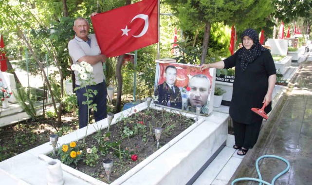 İzmir'de şehitliklerde buruk bayram arifesi