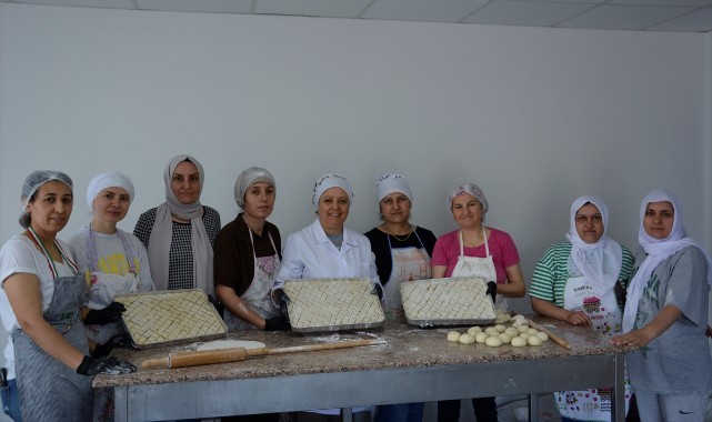 Kadınların baklava mesaisi