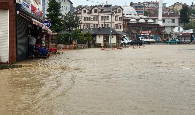 Kastamonu’da sel: Araçlar suda sürüklendi, ev ve işyerlerini su bastı