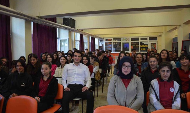 Kaymakam Okumuş lise öğrencilerine mesleğini tanıttı