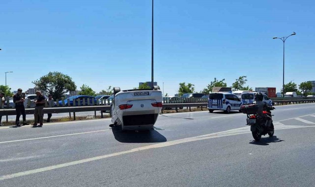 Kaza yapan otomobil takla atıp ters döndü