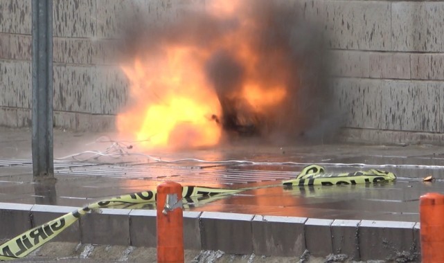Kırıkkale'de 'bomba' paniği: Emniyetin yanına bırakılan şüpheli çanta fünye ile patlatıldı