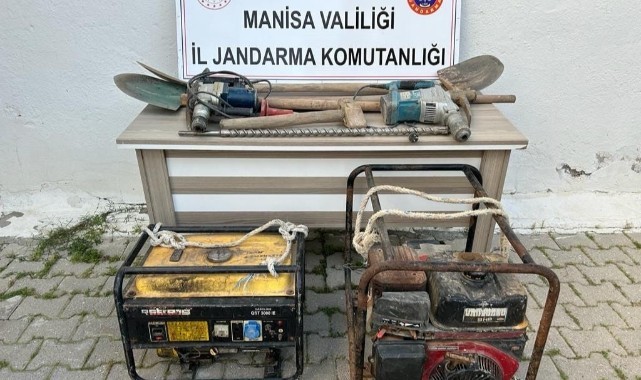 Manisa'da kaçak kazı ihbarına giden jandarma patlayıcı ele geçirdi