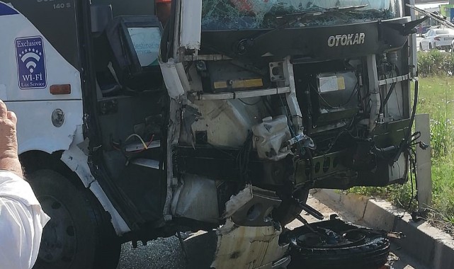 Manisa'da servis otobüsü traktörle çarpıştı: 1'i ağır 6 yaralı
