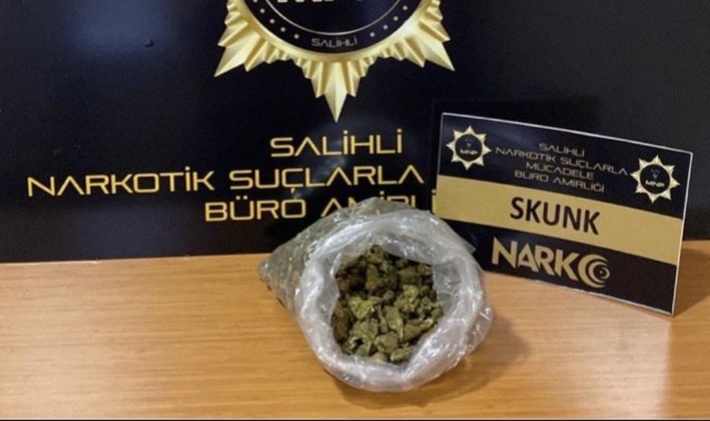 Manisa'da şüpheli araçtan yarım kilo skunk çıktı: 2 şüpheli tutuklandı  