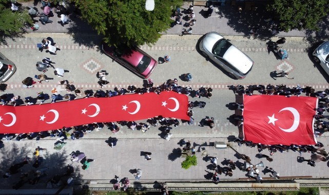 Üniversiteliler mezuniyet töreninde Türk bayrağıyla yürüdü