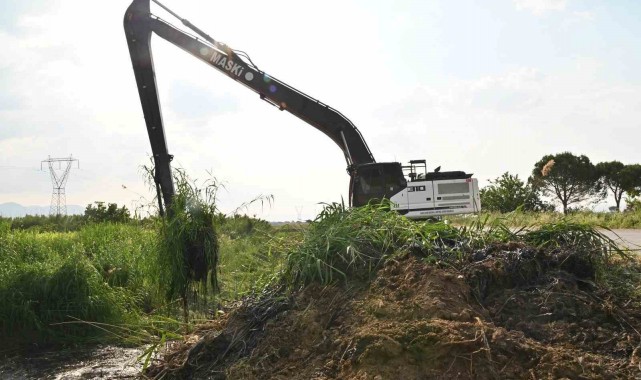 Manisa merkezdeki 2 mahalleden geçen kurutma kanalı temizleniyor