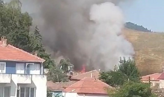 Manisa'da ev yangını yürekleri ağza getirdi
