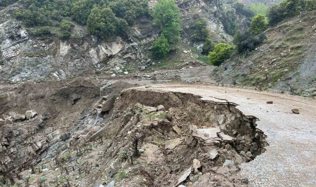 Manisa'da heyelan sebebiyle kapanan yol yeniden ulaşıma açıldı