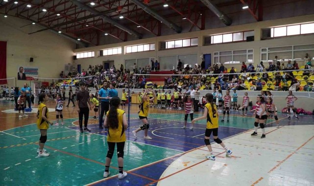 Manisa'da mini voleybol şenliği coşkuyla yapıldı