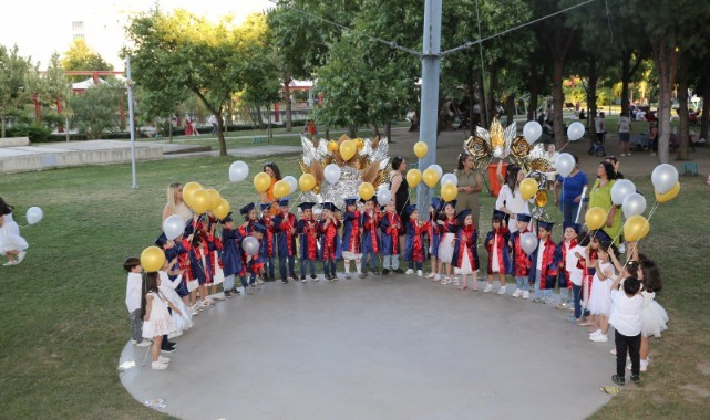 Minik öğrencilerin mezuniyet heyecanı