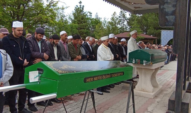 Oğulları tarafından öldürülen anne ve baba son yolculuğuna uğurlandı