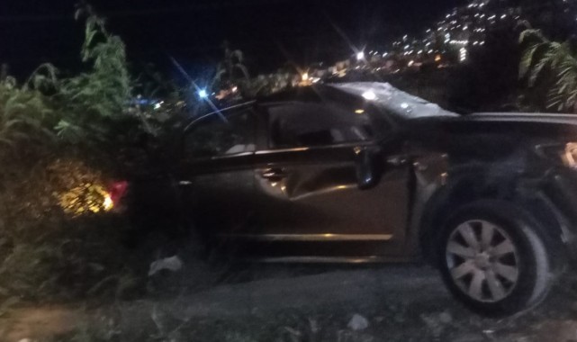Otomobil duvardan aşağı devrildi   