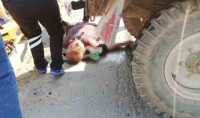 Servis otobüsü ile traktör çarpıştı: 1 kişi öldü, 10 kişi yaralandı