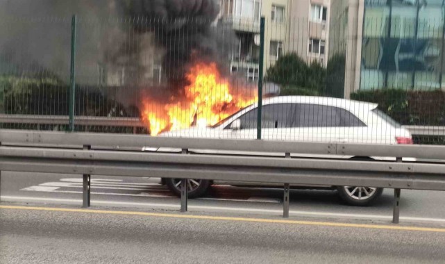 Seyir halindeki otomobil alev alev yandı, sahibi yanan aracını gözyaşları içerisinde izledi