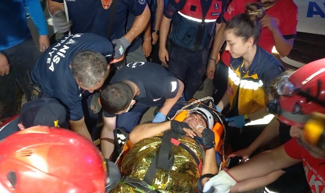 Spil Dağı'ndaki kanyondan düşerek yaralanan kişi kurtarıldı