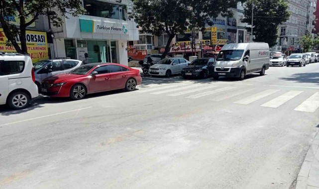 Süratli aracıyla çarptığı iki kişiyi yaralayıp ardına bakmadan kaçtı
