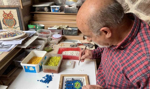 Taş mozaik ustası Kamanlıoğlu, çocuklara kodlama yöntemiyle taş mozaik sanatını öğretiyor