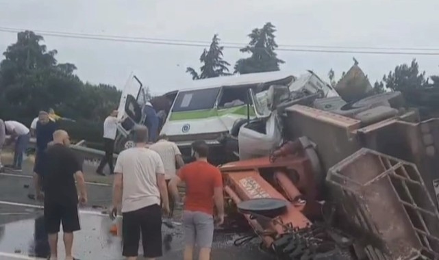 Tekirdağ'da yolcu minibüsü ile vinçli kamyon çarpıştı: 3'ü ağır 12 yaralı
