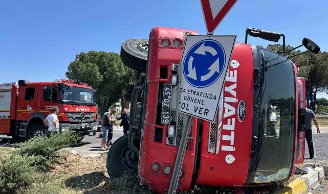 Yangına müdahale etmeye çalışan itfaiye aracı kaza yaptı