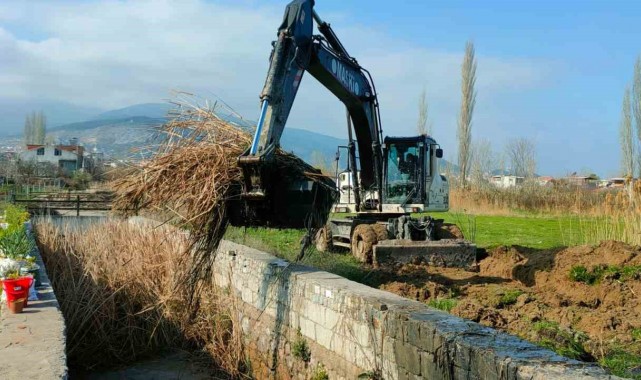 Yaşanabilecek su baskınlarına karşı dere yatakları temizleniyor