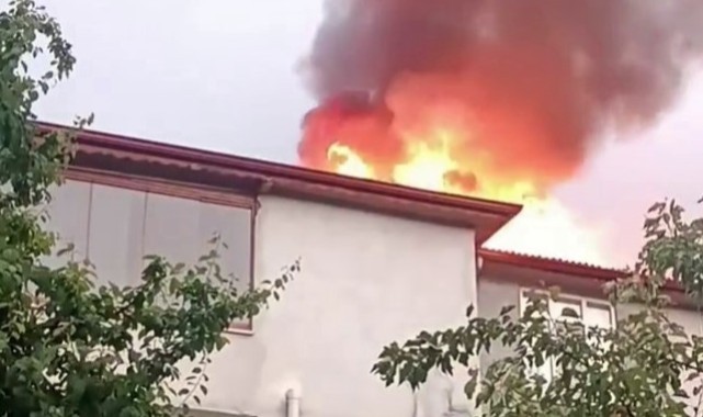 Yıldırım düşen evin çatısı alev aldı