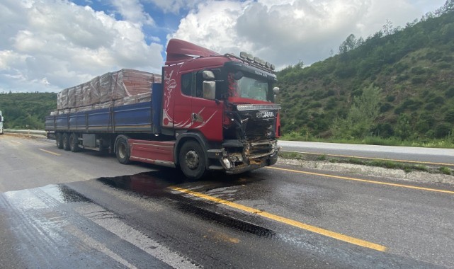Yolda kayaya çarpan tır pert oldu, sürücünün burnu bile kanamadı