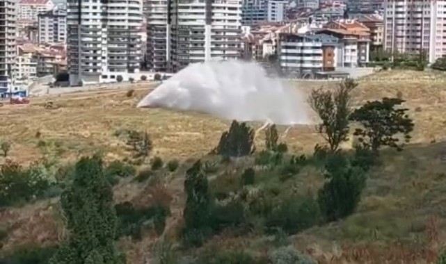 Başkent'te boru patladı, su metrelerce yükseğe fışkırdı