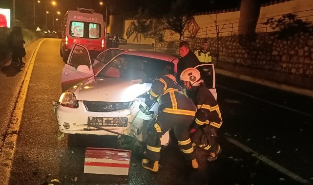Bilecik'te otomobil aydınlatma direğine çarptı: 5 yaralı 