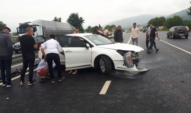 Bursa'da otomobil bariyerlere çarptı: 4 yaralı
