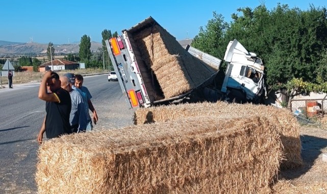 Dolmuş beklerken üzerine saman balyası düşen kadın hayatını kaybetti