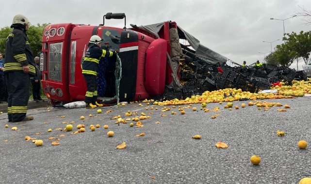 Eskişehir’de meyve yüklü kamyon yan yattı, meyveler etrafa saçıldı
